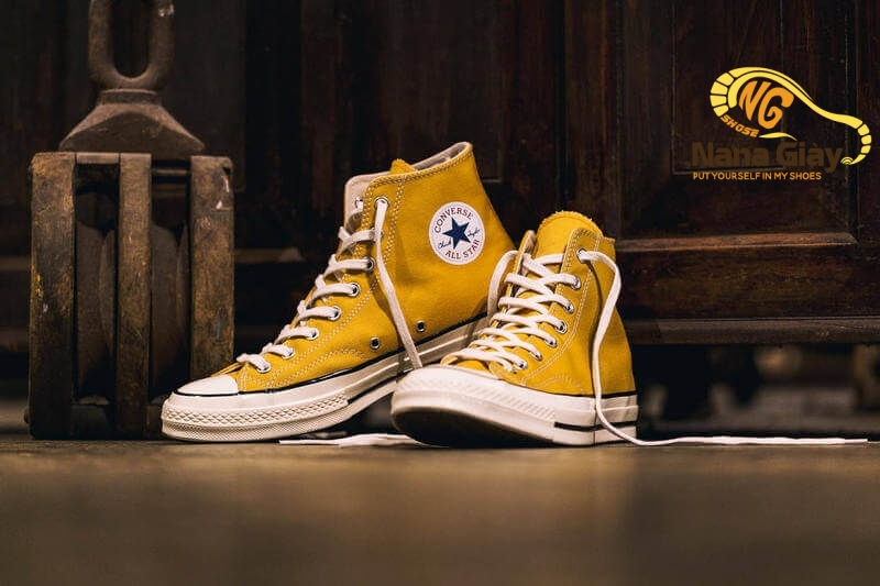 Nếu là các tín đồ của giày thể thao, thì những chiếc giày Converse chắc hẳn không còn quá xa lạ đối với nhiều bạn trẻ. Với sự trẻ trung, tươi mới, đôi giày này sẽ phù hợp cho sự năng động hơn.