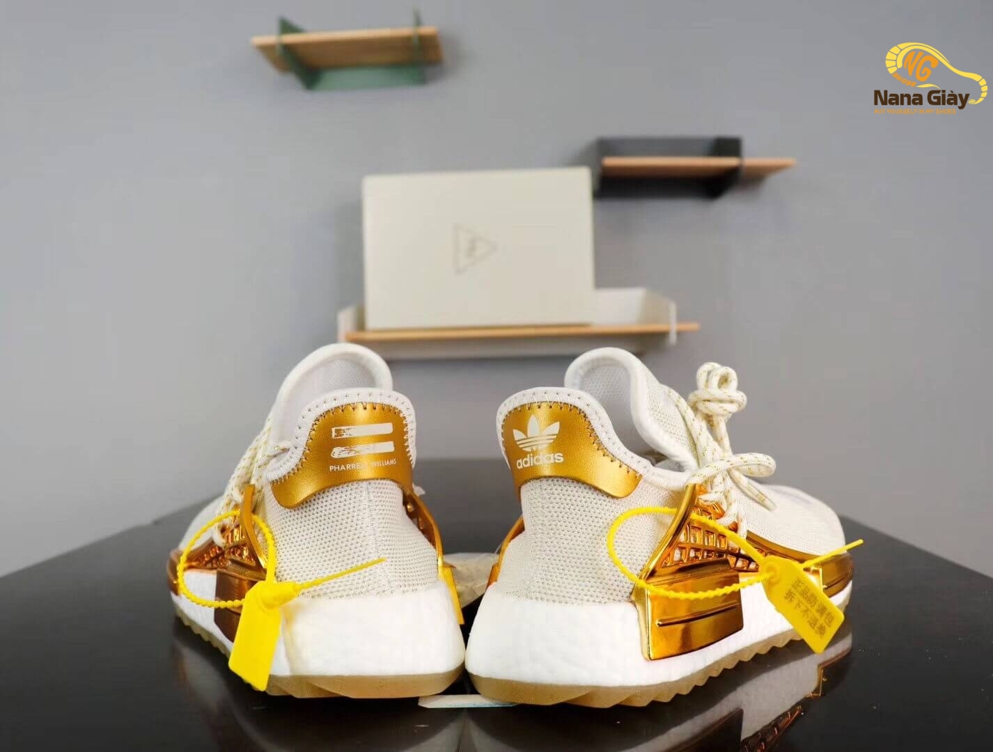 Hoàn hảo hơn khi quyết định chọn đôi Giày Adidas NMD Human Race màu vàng. Đây là mẫu giày giành cho những tín đồ yêu màu trắng nhưng lại không ngừng bắt trend đây mà.